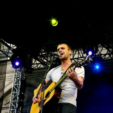 Cyril Mokaiesh sur le Parvis de l'Hôtel de Ville - Festival Fnac Live