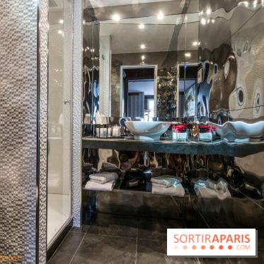 Salle de douche d'une chambre illusion