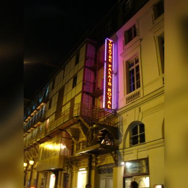 Vue sur le théâtre du Palais Royal depuis la terrasse du restaurant Baan Kanya