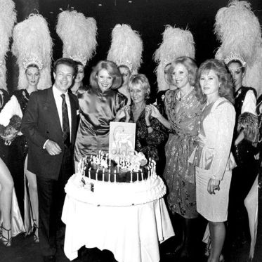 Lido Normandie,  Quarantime anniversaire du Lido, De gauche à droite: Ellen et Alice Kessler, Joseph Clerico, Annie Cordy