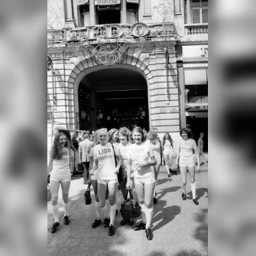 Lido 78,  Les Bluebells devant l'entrée de l'ancien Lido