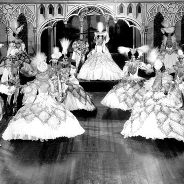 Lido 78,  Danseurs et danseuses en costumes Barbe Bleu