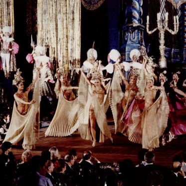 Lido Normandie, Bluebells dansant pendant la scène au temps des tzars