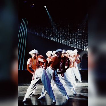 Lido Normandie,  Danseurs et danseuses en costume perdido