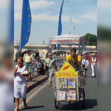 Marchand de journaux ambulant à Paris plage, sur les bords de Seine