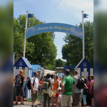Entrée du bassin de baignade (piscine), à Paris plage, sur les bords de Seine