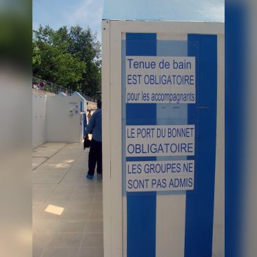 L'espace piscine, à Paris plage, sur les bords de Seine. Bonnet et tenue de bain obligatoire !