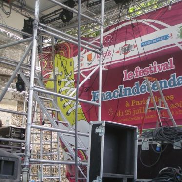 La scène du Festival Fnac Indétendances sur les bords de Paris plage