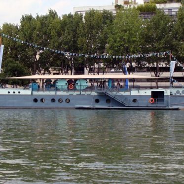 La péniche sur l'eau à Paris Plage La Villette