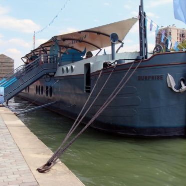 La péniche sur l'eau à Paris Plage La Villette