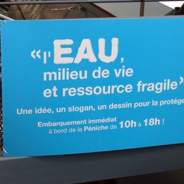 La péniche sur l'eau à Paris Plage La Villette