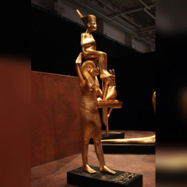 Statue de Dieu Menkaret soulevant Toutankhamon