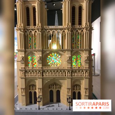 Exposition LEGO à l'Hôtel de Ville - façade de Notre Dame de Paris