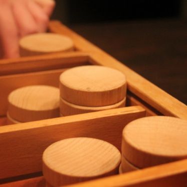 Shuffled : l'enseigne de shuffleboard à Boom Boom Villette