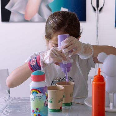 Ateliers de Paint Pouring à la galerie Goldshteyn-Saatort, à deux pas du Louvre
