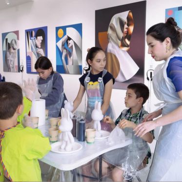 Ateliers de Paint Pouring à la galerie Goldshteyn-Saatort, à deux pas du Louvre - notre test