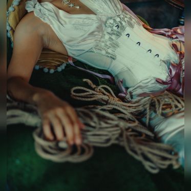 Crossing Lines : l'art du shibari et du graffiti s'exposent à la galerie Goldshteyn-Saatort