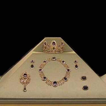 Cambriolage au Louvre : que sait-on des bijoux impériaux dérobés ce dimanche ?