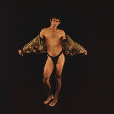 Analphabet : le pièce queer et poétique d’Alberto Cortés au Théâtre de la Bastille