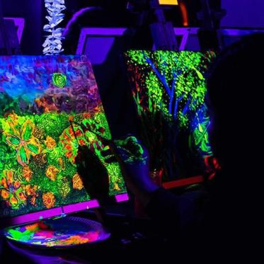 Paint Me Up à Paris : l'atelier peinture avec lumière UV dans le 5e arrondissement
