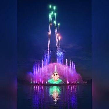 Disney Cascade of Lights à Disneyland Paris : le nouveau show nocturne sur Adventure Bay
