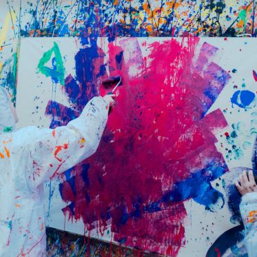 Breush à Paris : vivez l’expérience immersive d’Action Painting dans un cube artistique