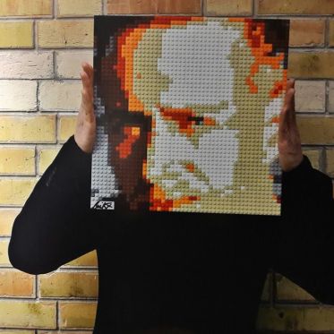 BRIKX et ses portraits en briques s’exposent à Charenton-le-Pont