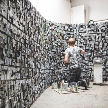 Hendrik CZAKAINSKI dans son atelier à Berlin 