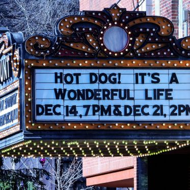 Covid : les cinémas de New-York autorisés à rouvrir après un an de fermeture