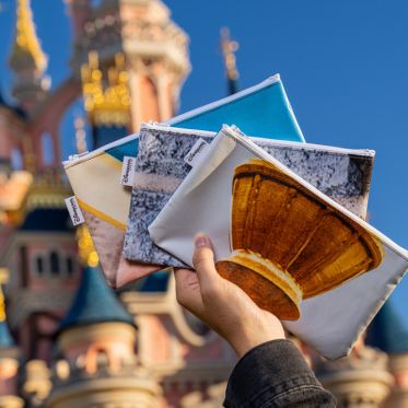 Disneyland Paris : poches, sacs... Découvrez les accessoires upcyclés aux couleurs du Château