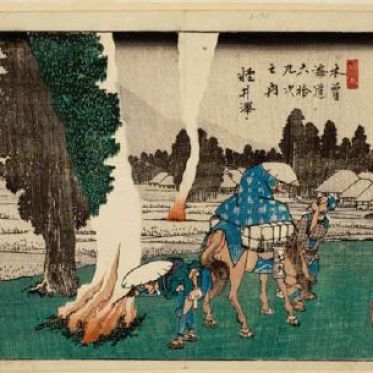 Utagawa Hiroshige Hommes allumant leur pipe devant le mont Asama Série des Soixante-neuf étapes du Kisokaid?, 1838-1842, nishiki-e (estampe à partir d’une gravure colorée) : papier, encre, pigments, dim. max. 25,3 x 35,7 cm. Museum Volkenkunde, Leiden/Musée national d’Ethnologie, Leyde, inv. 2751-19 © Museum Volkenkunde, Leiden/Musée national d’Ethnologie, Leyde