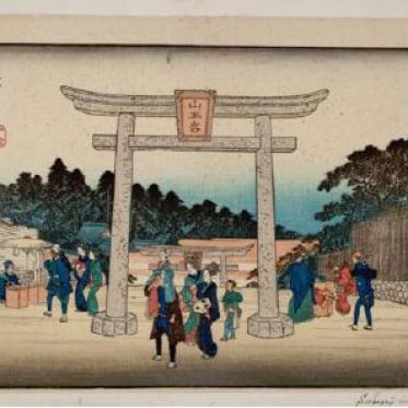 Utagawa Hiroshige Porte d'entrée du sanctuaire de Sann? à Nagatababa Série des Lieux célèbres de la capitale de l'Est, 1832-1835, nishiki-e (estampe à partir d’une gravure colorée) : papier, encre, pigments, dim. max. : 24,7 x 37 cm. Museum Volkenkunde, Leiden/Musée national d’Ethnologie, Leyde, inv. 1353-398 © Museum Volkenkunde, Leiden/Musée national d’Ethnologie, Leyde