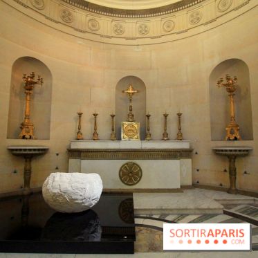 Un monde de plis à la chapelle Expiatoire