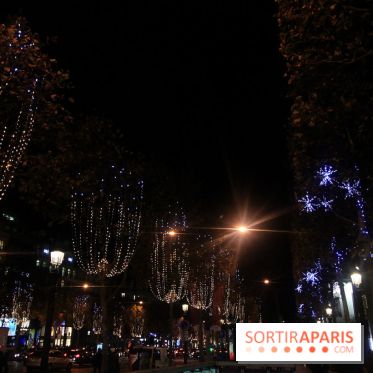 Illuminations des Champs Elysées 2017 avec Lily Rose Depp