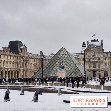 La Neige à Paris - Musée du Louvre pyramide