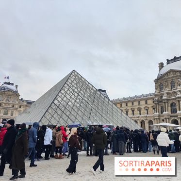 La Neige à Paris - Musée du Louvre pyramide foule