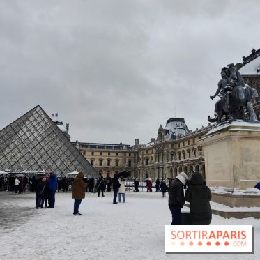 La Neige à Paris - Musée du Louvre pyramide