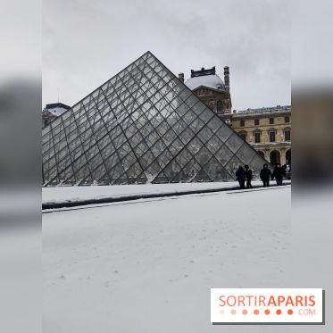 La Neige à Paris - Musée du Louvre pyramide