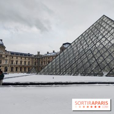 La Neige à Paris - Musée du Louvre pyramide