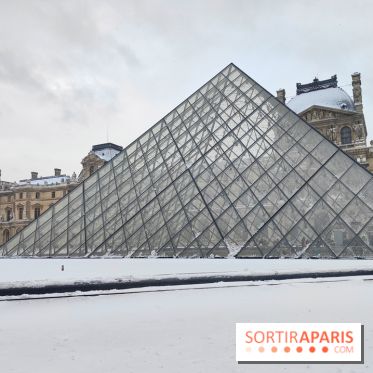La Neige à Paris - Musée du Louvre pyramide