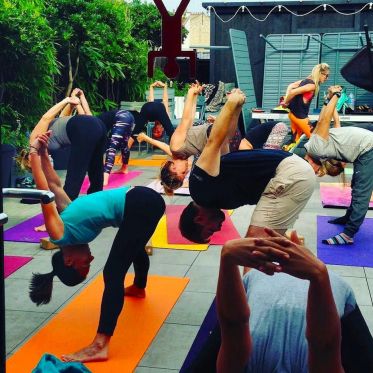 Cet été cours de yoga sur le rooftop du Mob Hotel - Namaste !