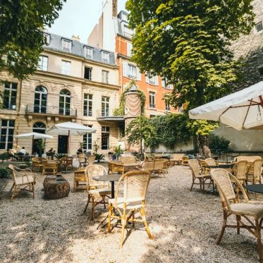 Les Marchands d'art des Puces se retrouvent chez We Are_ à Paris