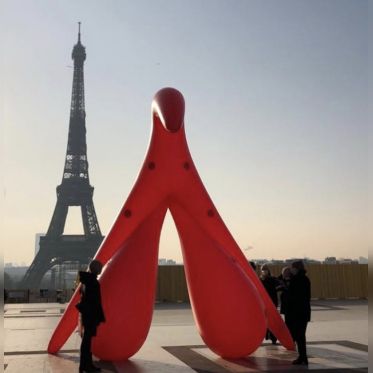 Journée internationale des droits des femmes 2021 : un clitoris géant devant la Tour Eiffel