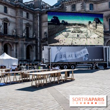 JR investit la place de la Pyramide du Louvre pour ses 30 ans