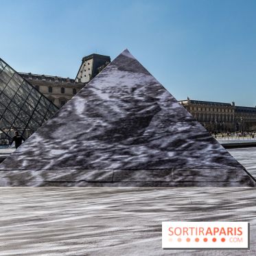 JR investit la place de la Pyramide du Louvre pour ses 30 ans