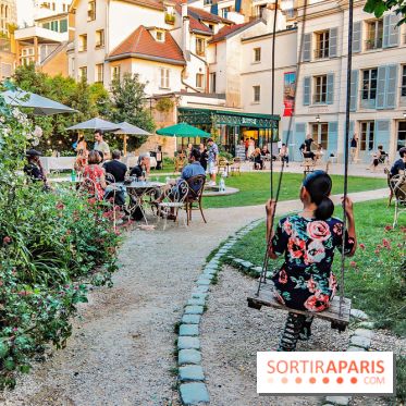 Le Café Renoir et sa terrasse estivale 2019, balançoire