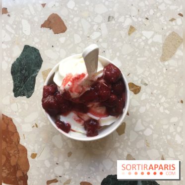 Glace à l'italienne yaourt / fraises pochées