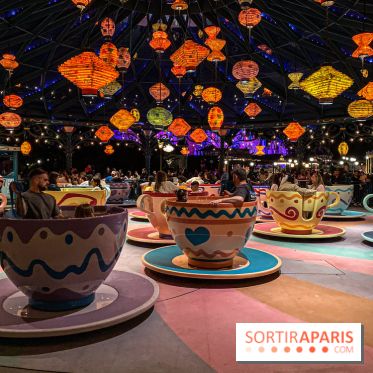 Visuels Disneyland Paris Mad Hatter's Tea Cups nuit