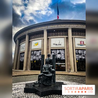 JR installe des portraits sur le Palais d'Iéna