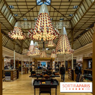 Photos : les vitrines et décorations de Noël du Bon Marché 2021